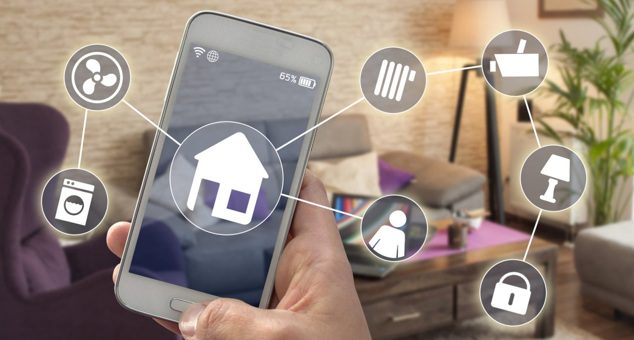 Bild zeigt ein Handy und die verschiedenen Apps zur Home Automation